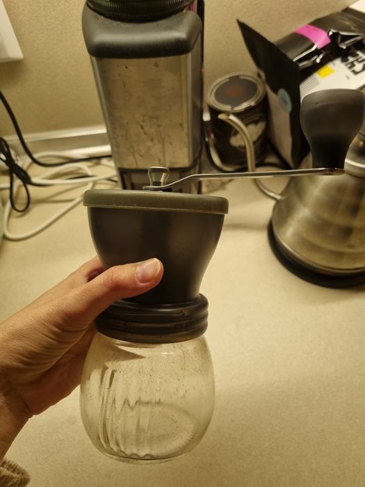 Ръчна мелачка за кафе Hario