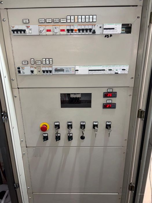 Vând echipamente spălătorie auto self service cu 3 piste și container