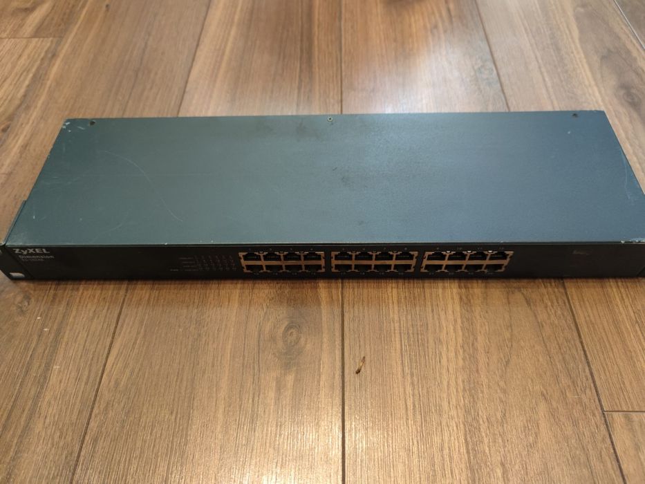 SWITCH 24 Porturi, Zyxel Gigabyte es-1024B, Cisco linksys SRW2024