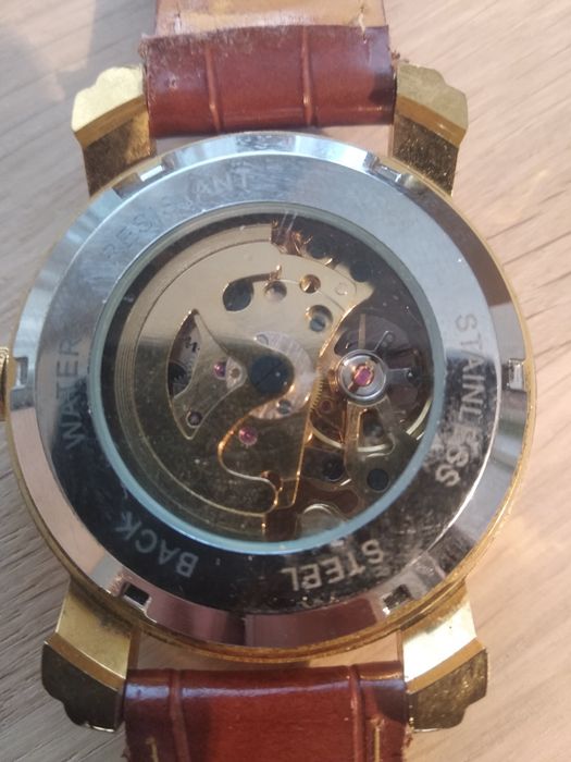 Елегантен мъжки часовник скелятон.