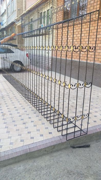 Кладка кирпича балконов , Решётка, козырёк