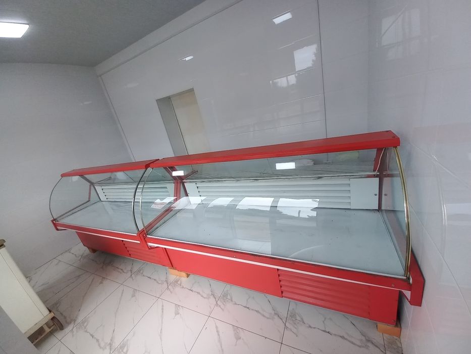 Продаютя витринный холодильник