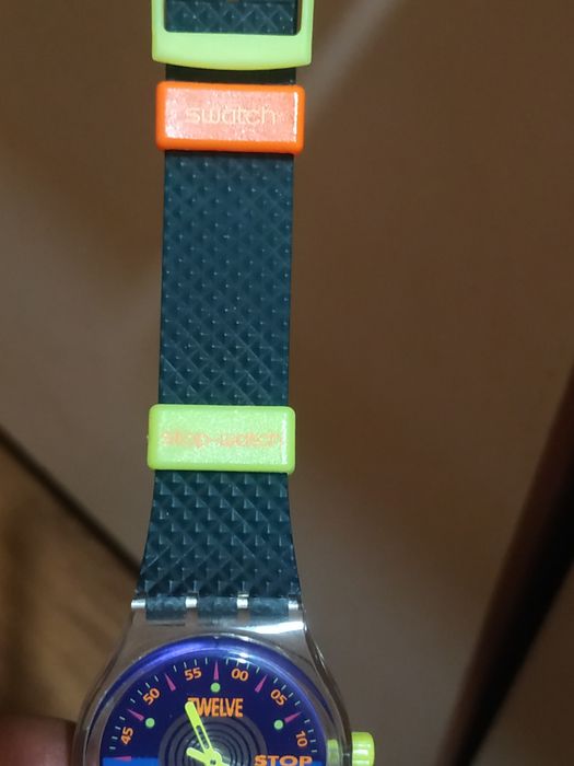 Предлагам швейцарски дамски кварцов часовник Swatch