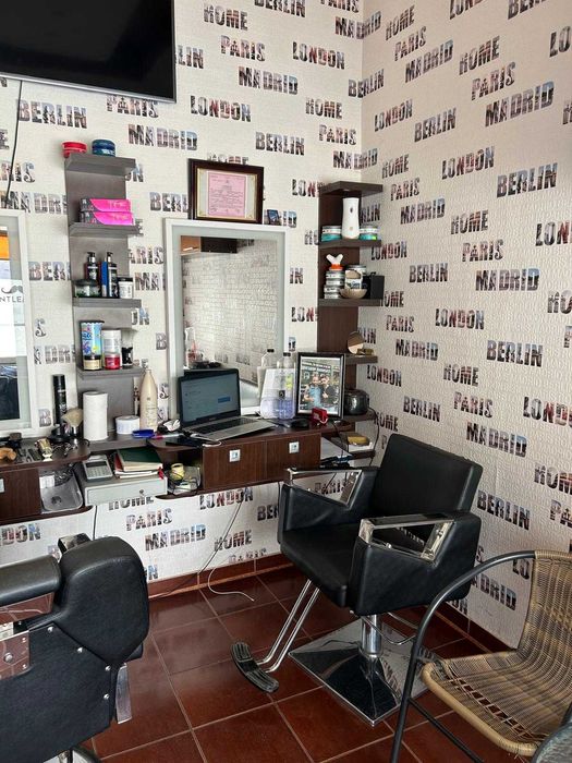 Frizerie complet utilata  ,cu tot cu firma