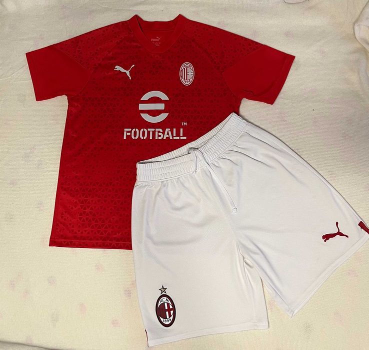 Оригинален спортен екип на Milan, Размер 164 см - за 13/14 г.