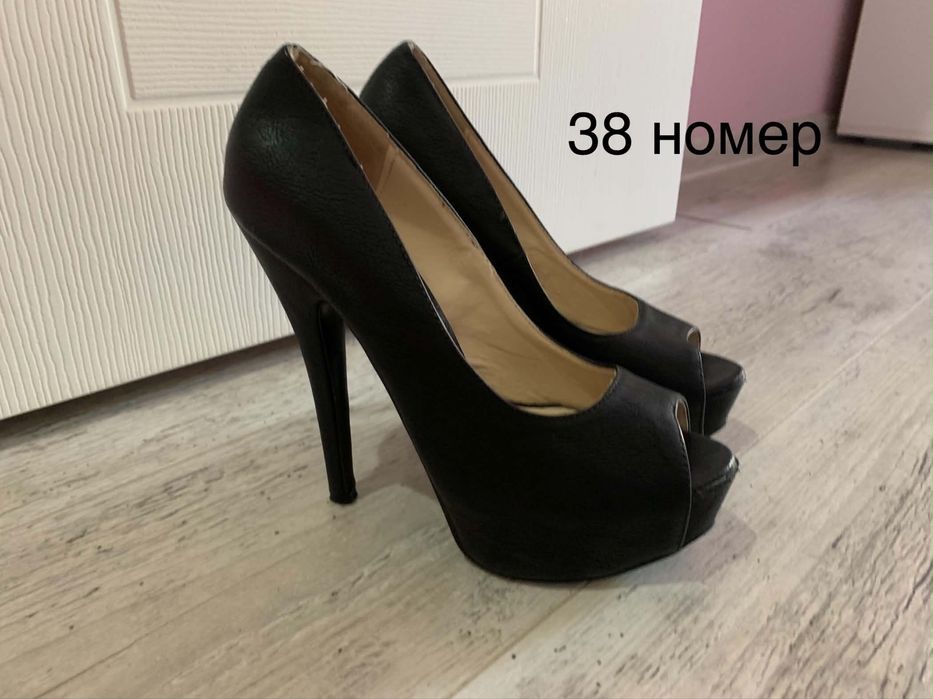 Обувки на висок ток