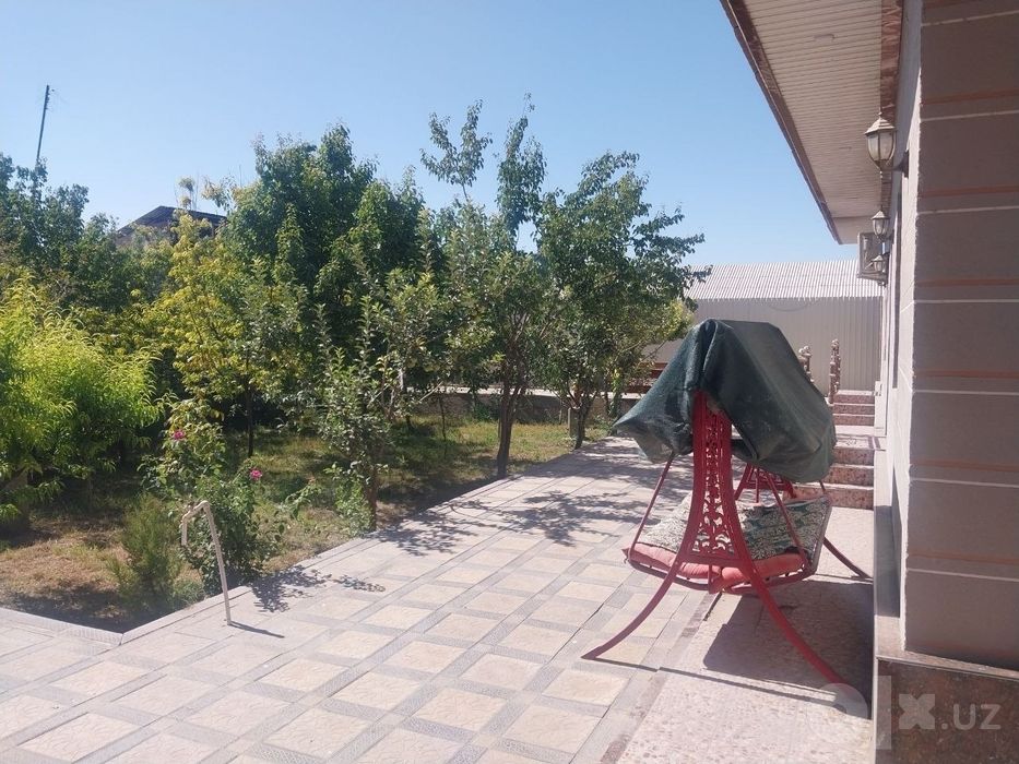Uchastka sotiladi.