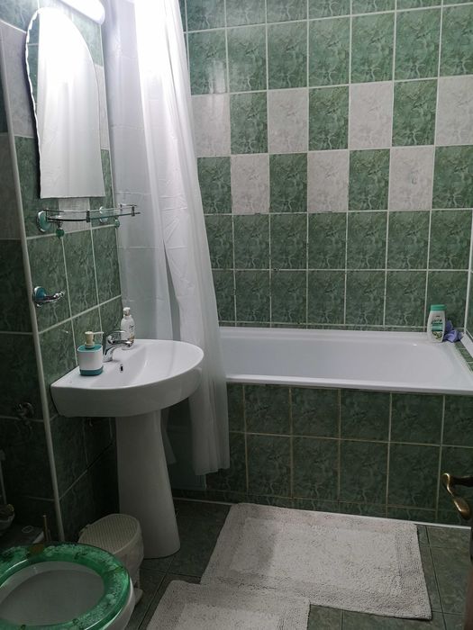 Închiriez apartament 3 camere, decomandat, cartier Obcini