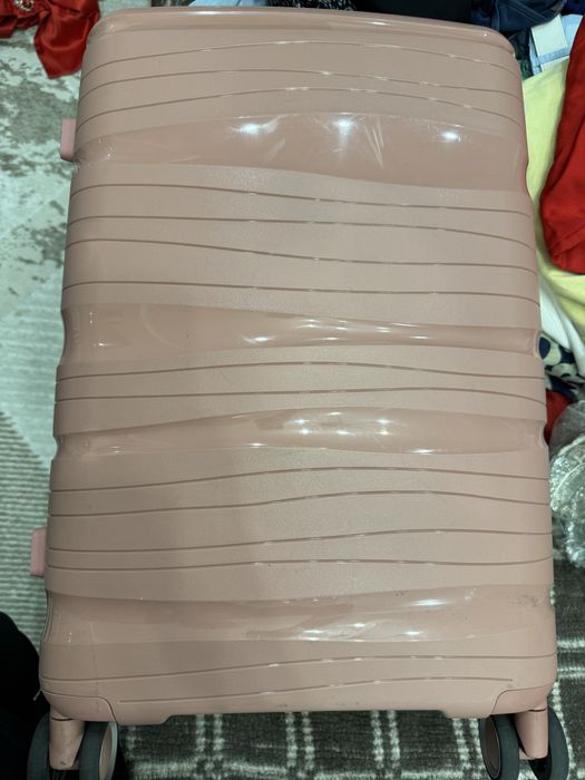 Чемодан на 4 колесиках