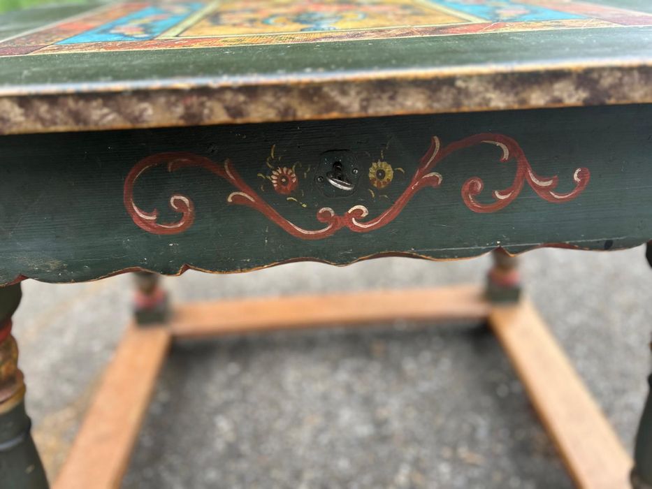 Masă veche de colecție