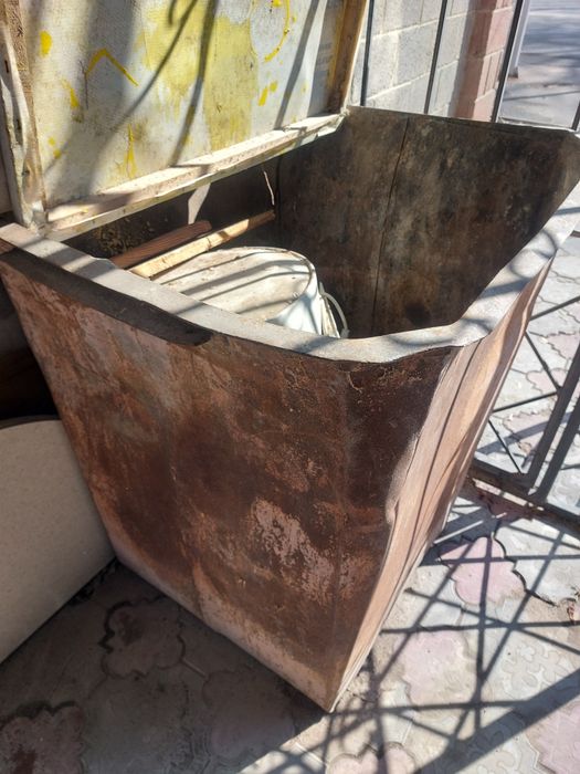 Мусорный бак металлический