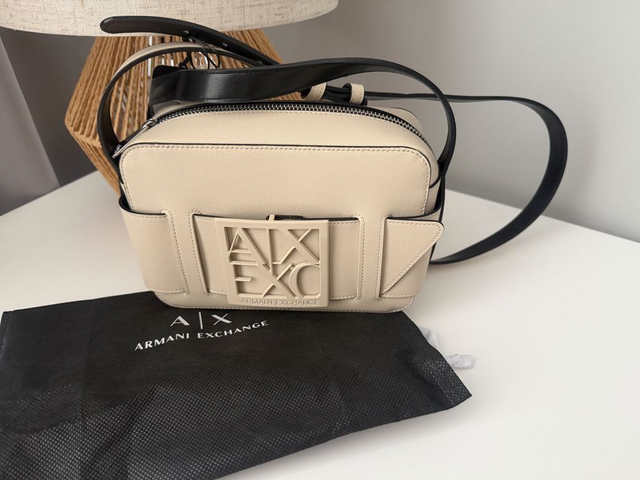 Armani Exchange чанта в бежов цвят