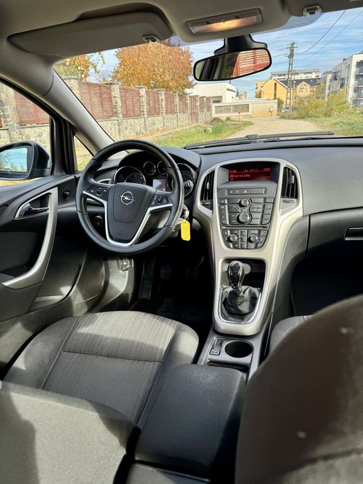 Opel Astra J an 2011 1.7Cdti cp 110 Pret  3200€uro