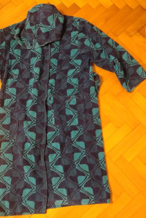 Продавам детско-юношески халат за баня