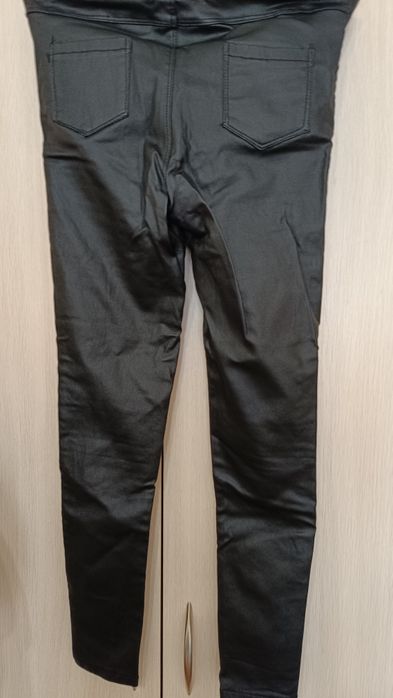 Кожаные брюки обтягивающие размер М, цвет черный