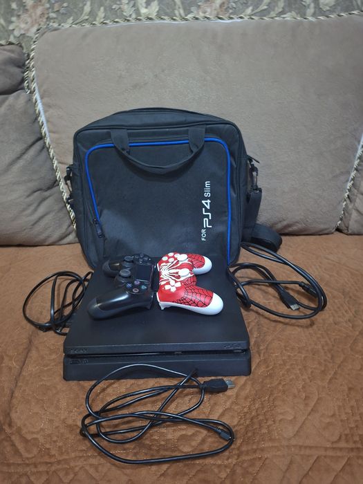 Продам Sony PlayStation 4 Slim 500 ГБ + 2 геймпада и сумка