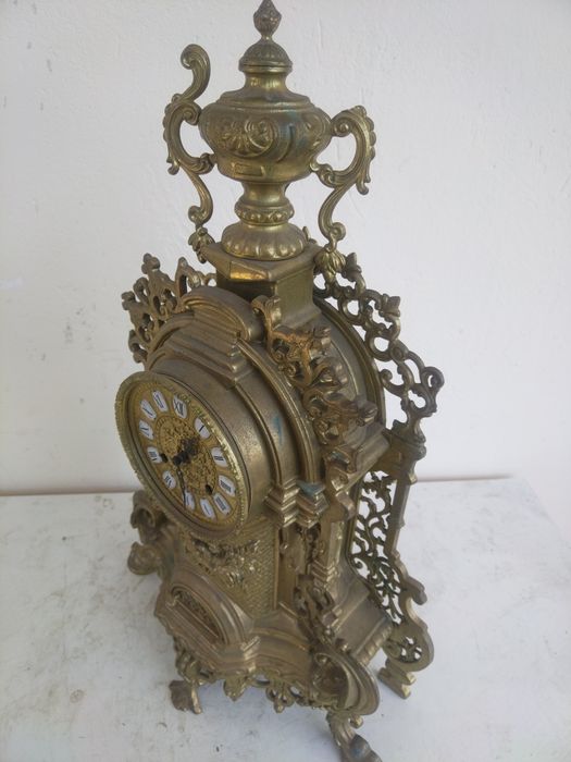 Продавам страхотен антикварен колекционерски бронзов каминен часовник.