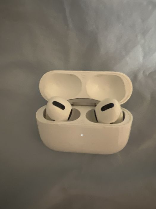 Продаю AirPods 1 Pro