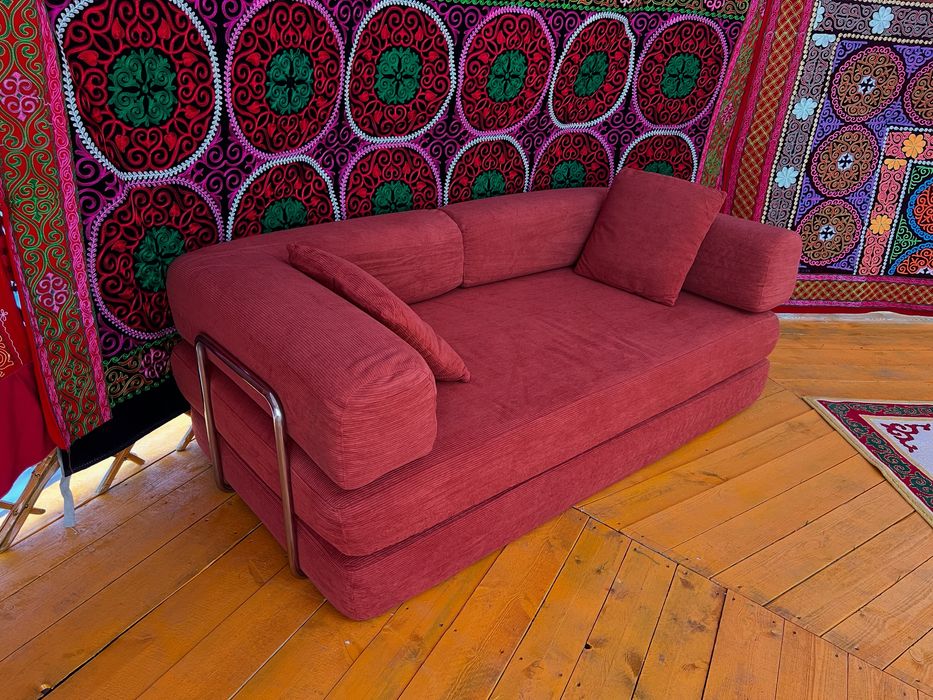 Бескаркасные диваны и кресло