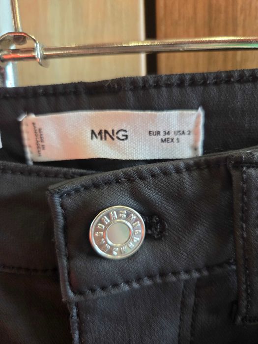 дънки-панталон от много интересна материя импрегнирана