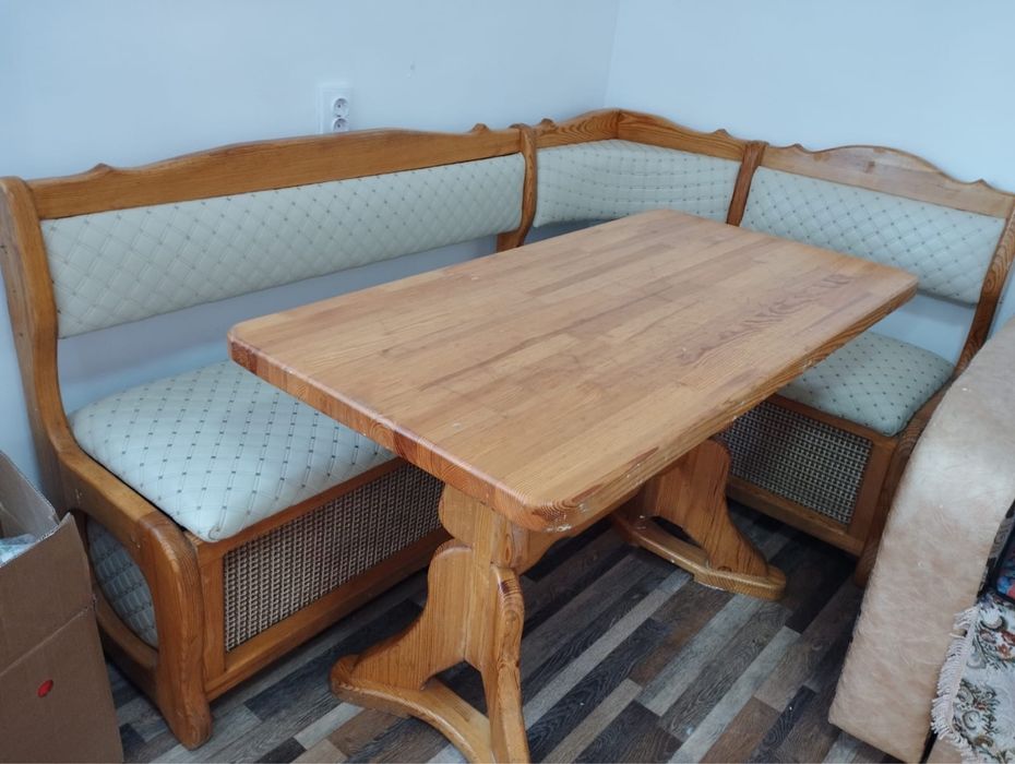 Кухонный уголок со столом из чистого дерева, хорошее состояние