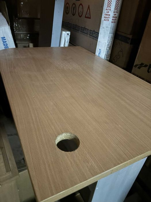 Бюро (с отвор за кабели или без)