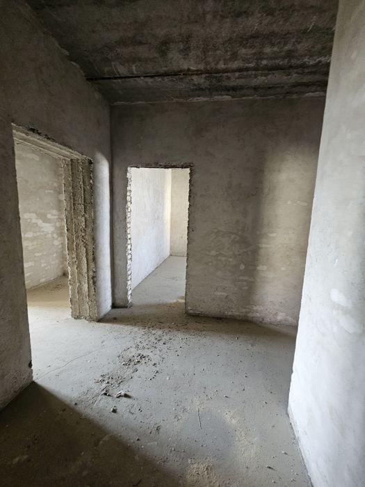 4 xonali 98m² 3-qavat kvartira sotiladi karobka