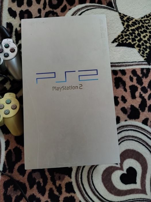 Vând PlayStation 2