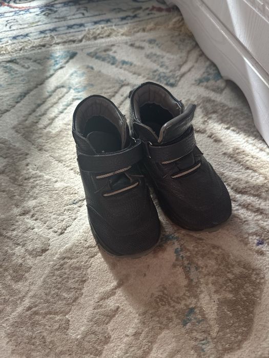 Продам детские ботинки осень весна