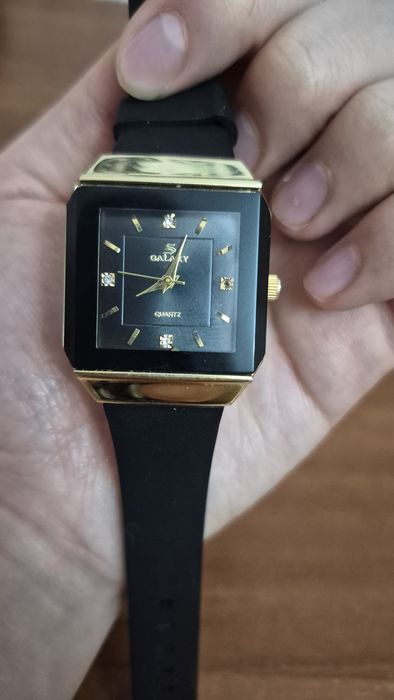 Әдемі қол сағаты сатылады