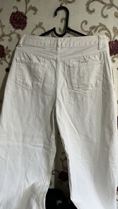 Белые джинсы katon