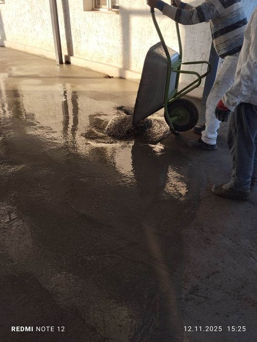 Разнарабочие, грузщики.