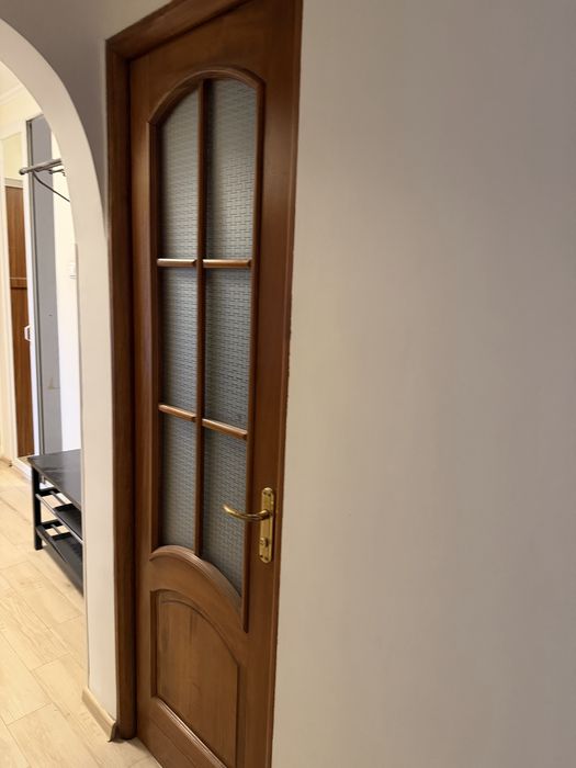 Usa de lemn masiv lacuita de interior in stare perfecta