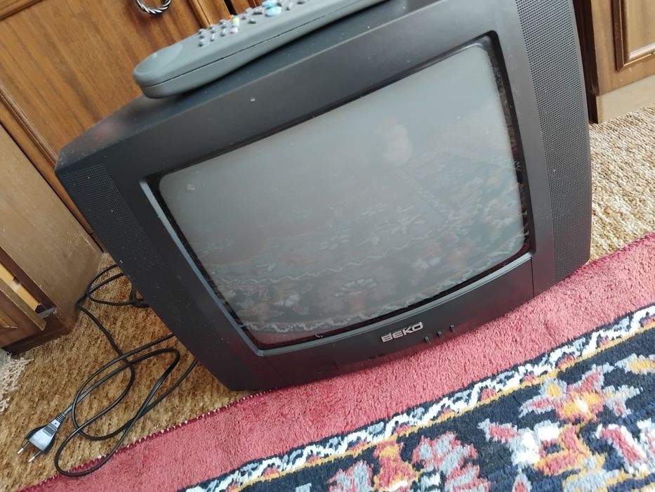 Продавам работещ стар телевизор