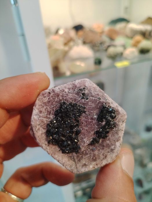 Необработен рубин ( корунд) с турмалин от Малави, Африка