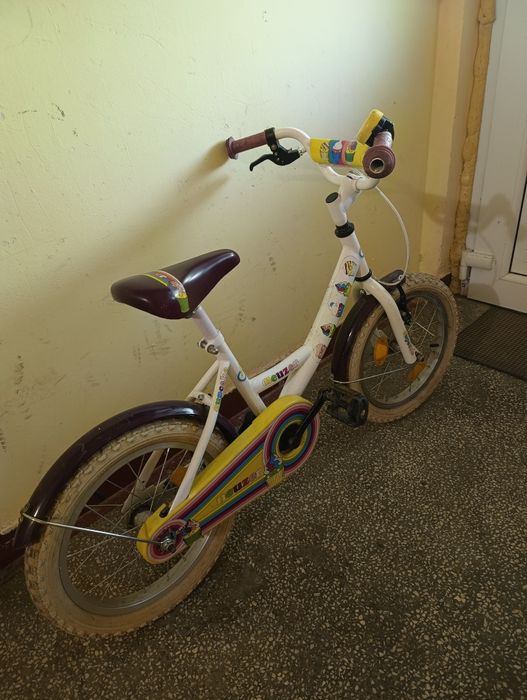 Vând 2 biciclete cu roți pe 16 cea cu brioșe și cea roșie cu roți pe 18