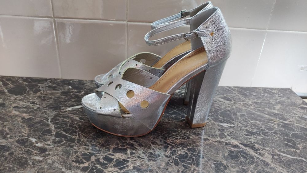 Сребристи обувки с висок ток