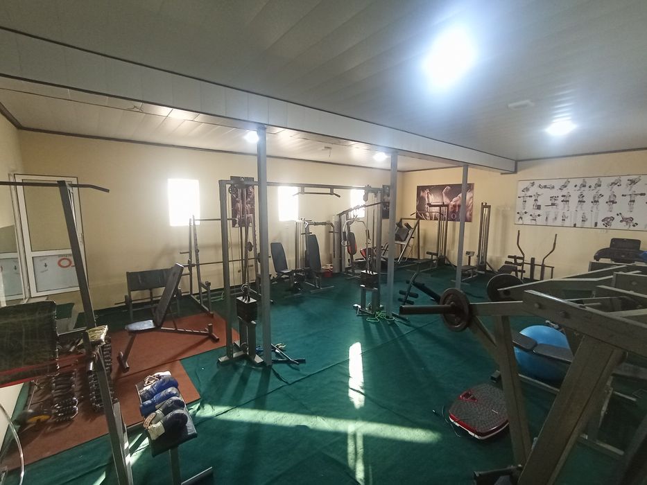 Ishlab turgan zal korib turgan barcha jihozlar sotiladi