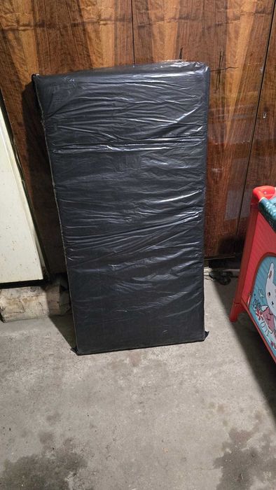 Продавам 2 броя сгъваеми детски кошарки с допълнителни матраци