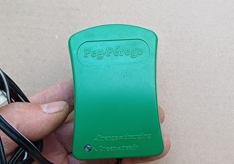 Incarcator baterii PEG PEREGO plumb acid 6v pentru masini copii. 
Este