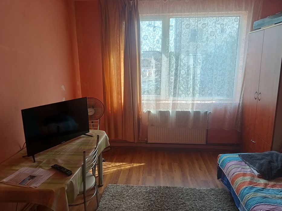 Dau în chirie garsonieră în Rogerius, zonă foarte bună, etaj 1
