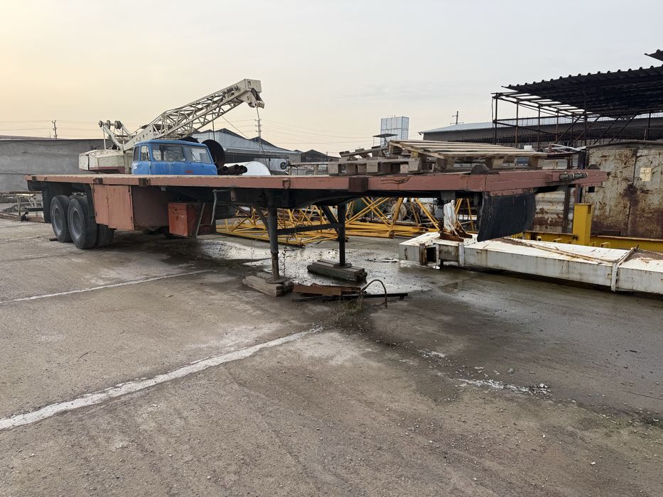 Контейнеровоз площадка полуприцеп сотилади