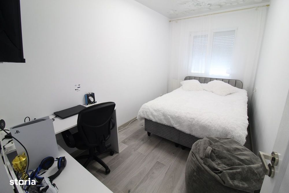Vând apartament 3 camere în Hunedoara, zona Micro1-Teatru, etaj 4...