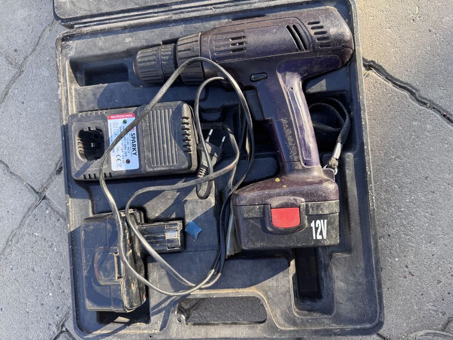 Шуруповерт в коробке