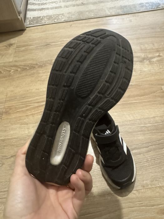 Продам кроссовки adidas
