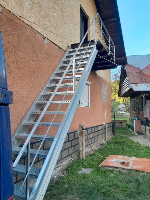 Scări metalice galvanizate la orice demisiune asiguram transport ori unde in tara mai multe detalii la Nr