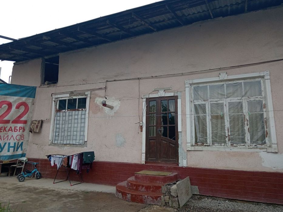 Kotta hovli yarmidan bo'lingan yer 4 honasi bor yer sotiladi