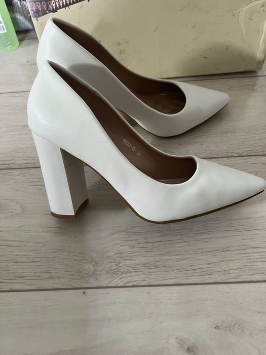 Туфли продам бежевые и черный