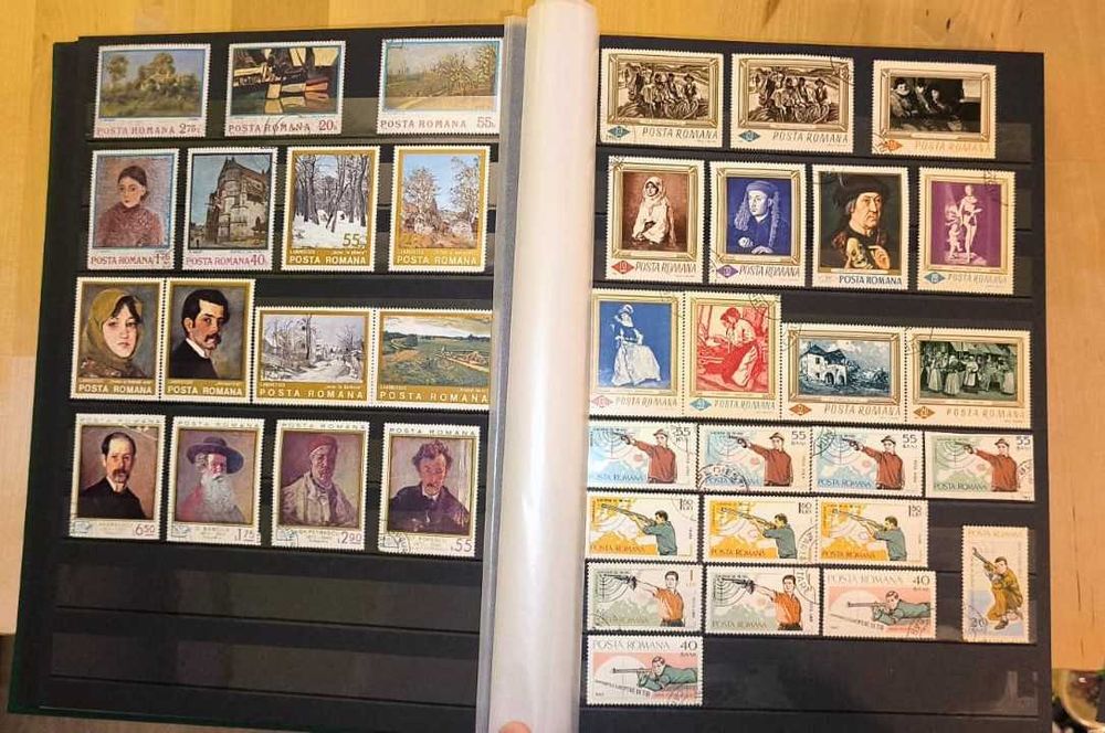 Clasor cu aprox 450 timbre
