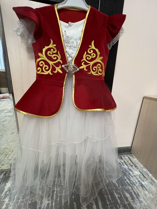 Белое платье с жилеткой